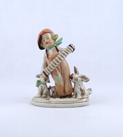 2A178 Régi német Bertram jellegű porcelán figura harmonikázó kisfiú kutyákkal 14 cm