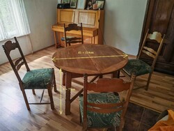 Kerek, kihúzható étkezőasztal 4 darab kárpitozott székkel