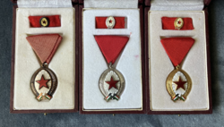 Munka Érdemrend arany, ezüst, bronz fokozata kitüntetés szalagsávval, miniatűrrel dobozában
