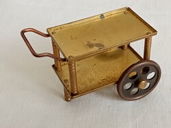 Miniatűr fém babaház kiegészítő réz zsúrkocsi 7,5x5x5cm