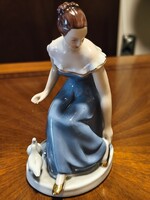 Elegáns Royal Dux Porcelán Figura – „Lány galambokkal” (14 cm)