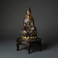 Guanyin bronz szobor aranyozott részletekkel + fa-márvány talp – Kína, 20. század, 21,5 cm