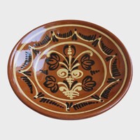 Jelzett népi kerámia falitál / kínáló – Barna mázas, írókázott virágmintás (24 cm)
