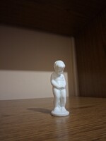 Porcelán pisilő gyerek, kisfiú. 11,5 cm. Hibátlan.