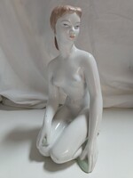 Aquincumi porcelán térdelő női akt figura - 22 cm