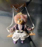 Régi retro hintázó kerámia fejű marionett bohóc fa hintán 19 cm