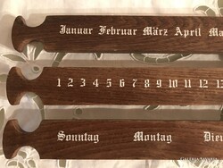 ÖRÖKNAPTÁR - FA  - 55 x 28 x 2,5 cm - GYÖNYÖRŰ GÓT BETŰK - SZÁMOK KÉZMŰVES - BAJOR - RÉGI - HIBÁTLAN