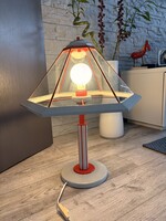 Postmodern Statement – Exkluzív Fa-Fém-Üveg Design Asztali Lámpa (58 cm)