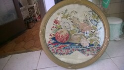 Antik bieder keretes gobelin-csendélet madárral ü.alatt, átm.58 cm