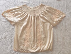 Nehézselyem Kézműves Blúz – Kézi darázsolással és selyemhímzéssel – L/XL