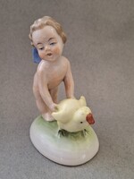 Angyalka, puttó csibével, német porcelán figura, 10 cm