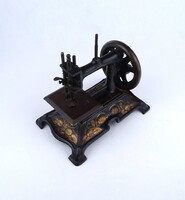 2A221 Antik mestermunka kisméretű öntöttvas varrógép 20 x 13 x 18 cm