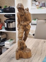 Kézzel faragott Schwarzwaldi fa vadász szobor kutyával 42cm.