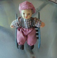 Régi vintage kerámia fejű kisfiú baba fa hintaszékben gyűjtői darab 14x10 cm