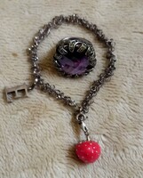 Thomas Sabo ametiszt ezüst gyűrű+eper és E csüngő ezüst karkötőn