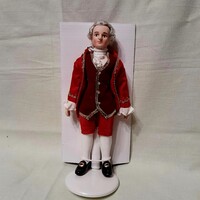 Wolfgang Amadeus Mozart porcelán baba,korhű ruhában.20 cm