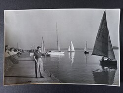 Régi fotó Séta a Balaton partján, vitorlások 1965