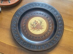 ROMANTIKUS UDVARLÁSI JELENETTEL DÍSZÍTETT, SÖTÉTRE PÁCOLT FA, FALI TÁNYÉR 34 CM
