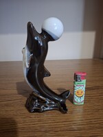 Kerámia ritka delfin labdával a fején. 18,8 cm.