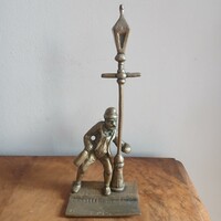 Pompás régi réz szobor: részeg a gázlámpa alatt (32x12,5x8 cm)