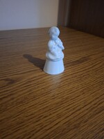 Porcelán gyerek hegedűvel. 9,8 cm. Hibátlan.
