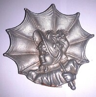 Mid Century aluminium Viktóriánus ESERNYŐS KISLÁNY dombormű portré DÍSZTÁL HAMUTÁL HIBÁTLAN 14 cm