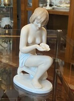 WALLENDORF VIZET MERÍTŐ, TÉRDELŐ, MEZTELEN NŐI AKT NÉMET PORCELÁN SZOBOR 19 CM