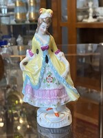 SÁRGA BAROKK RUHÁS HÖLGY, FESTETT BÉCSI PORCELÁN SZOBOR 13.5 CM