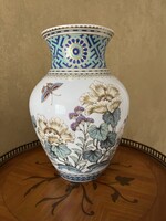 GYÖNYÖRŰ, KAISER PORCELÁN VÁZA, DÚS FESTÉSSEL, VIRÁGOKKAL, LEPKÉVEL