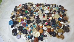 Vintage vegyes gomb csomag 300 -400 darab , 721 gramm  8.
