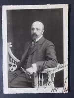 1911-es datált úri férfiportré dedikációval – elegáns bajuszos úr cigarettával, kabinet / műtermi fo