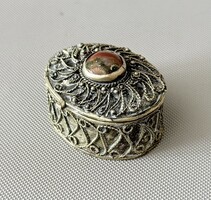 Vintage keleti fém filigrán szelence ásvány kővel (5x3,5 cm)