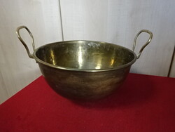 Sárgaréz üst, átmérője 27 cm, magassága 14,5 cm. Jókai