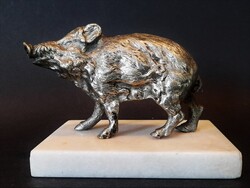 Antik bronz vaddisznó szobor márvány talapzaton