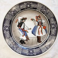 Antik kézzel festett porcelán tányér népi jelenettel