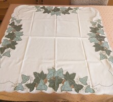 Vajszínű terítő zöld mintával