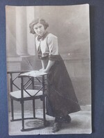 Női portré hölgy széket támasztva könyvvel 1910-es évek