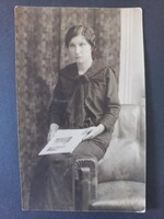 Női portré fiatal hölgy újsággal 1910-es évek