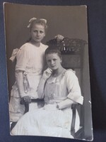 Testvérportré faragott székkel – két fiatal lány fehér ruhában, műtermi fotó, kb. 1910-es évek