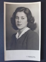 Fiatal nő csipkegalléros ruhában – műtermi portré, Halmi fotó, kb. 1940-es évek