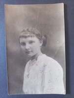 Női portré fiatal lány madeira mintás fehér blúzban 1920-as évek