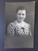 Virágmintás ruhás fiatal nő – vintage műtermi portré Lintner és Brenner Szeged kb. 1940-es évek