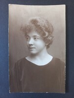 Fiatal nő műtermi portréja – dedikált fénykép, kb. 1910–1920-as évek