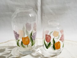 2 db tulipán mintával festett üveg váza 12 és 17 cm