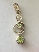 Csodaszép szecessziós stílusú, peridot (olivin) köves fehérarany medál