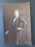 Fiatal nő elegáns ruhában – műtermi portré, Szeged, Magyarország, kb. 1910–1920-as évek