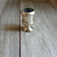 Masszív kis ezüstözött gyertyatartó (5,3x3,2 cm)