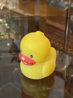 SÁRGA SZÍNŰ KISKACSA, GUMI, MŰANYAG GYEREK JÁTÉK ÁLLAT FIGURA 6.5 CM