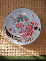 Szovjet porcelán dísztányér, a Győzelem Napjának 50. évfordulójára, 24,8 cm