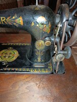 Antik SINGER 15K varrógép (1910) – Ritka Lótusz mintával, 6 fiókos öntöttvas állványon